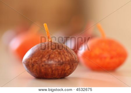 Castiçais de vermelhos e laranja marrons