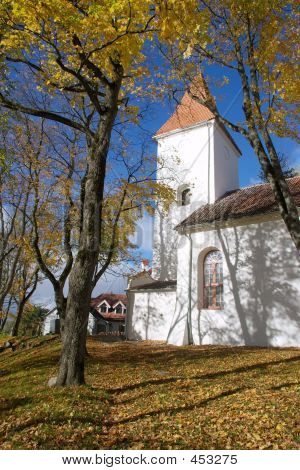 Weiße Kirche im Herbst