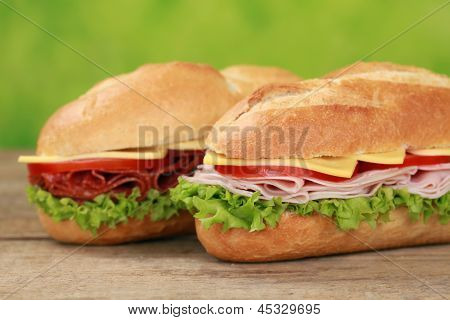 Sub sándwiches con jamón y Salami