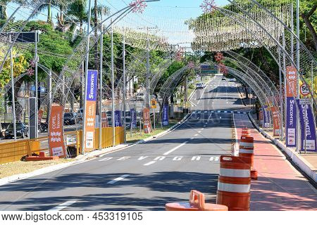 Londrina, Pr, Brazil - December 25, 2021: View Of Avenida Higienopolis During Christmas Season, Next