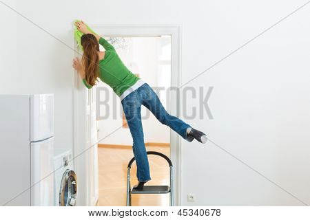 Genç kadın evde temizlik Temizlik bir gün ve bir toz bezi veya toz bezi kullanarak onda