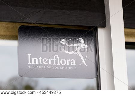 Bordeaux , Aquitaine  France - 04 10 2022 : Interflora Logo Text And Brand Sign Store Front Windows 