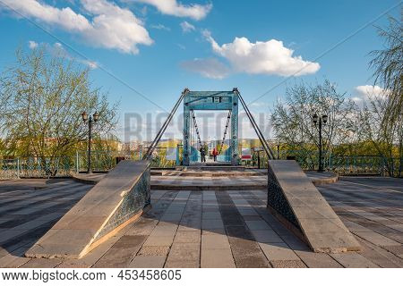 Avanos, Nevsehir - April 15, 2022 : Pedestrians Are Crossing The Suspension Bridge Over The Kizilirm
