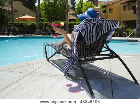 Menina com Coctail bebida junto à piscina