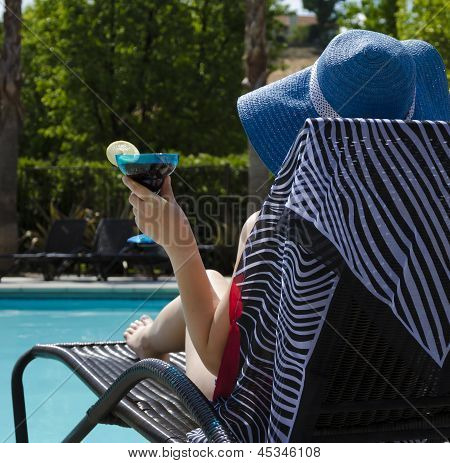 Menina com Coctail bebida junto à piscina