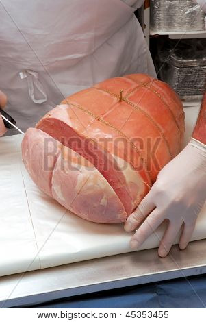 เนื้อเขียงแบ่งแฮมแฮมในคลังสินค้า