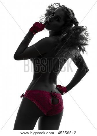 bir beyaz seksi kadın üzerinde beyaz izole siluet Studio pembe iç çamaşırı hushing ile üstsüz 