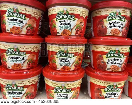 Augusta, Ga Usa - 04 27 22: Chef Boyardee Cups Ona Retail Shelf
