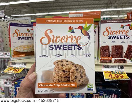 Augusta, Ga Usa - 04 15 22: Hand Holding Swerve Sweets Chocolate Cookie Mix