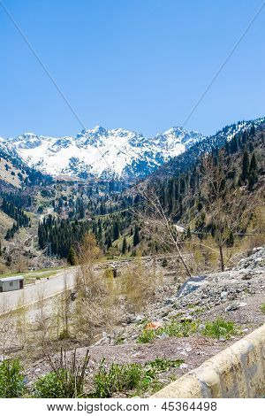 Panorama di natura verde delle montagne, neve e cielo blu In Chimbulak Almaty, Kazakistan
