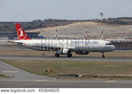 Istanbul, Turkey - October 05, 2021: Turkish Airlines Airbus A321-231 (cn 5388) Landing To Istanbul 