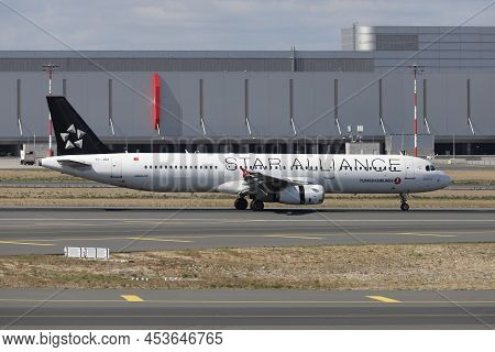 Istanbul, Turkey - October 05, 2021: Turkish Airlines Airbus A321-231 (cn 2823) Landing To Istanbul 