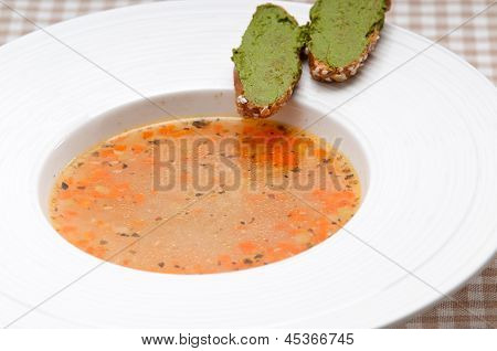 İtalyan sebzeli çorba çorba tarafında Pesto Crostini ile
