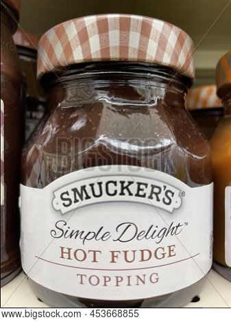Grovetown, Ga Usa - 12 15 21: Ice Cream Toppings On A Retail Store Shelf Smuckers Hot Fudge