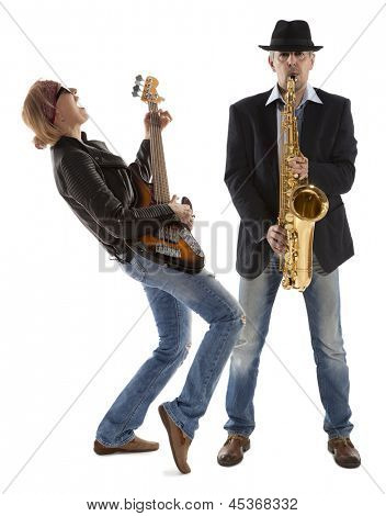 Il duo di musicisti con chitarra e sassofono su sfondo bianco