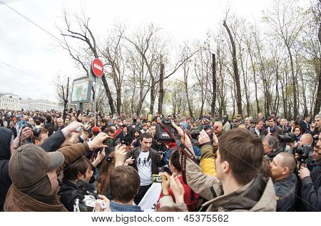 Moskva - 6. května: Účastníci protestní projev nesouhlasu, Bolotné náměstí v Moskvě