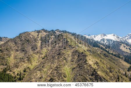 Panorama di natura verde delle montagne, neve e cielo blu In Chimbulak Almaty, Kazakistan
