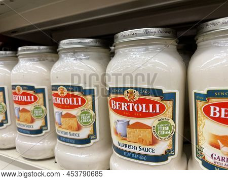 Grovetown, Ga Usa - 04 30 22: Retail Store Spaghetti Sauce Bertolli Alfredo Sauce Side View