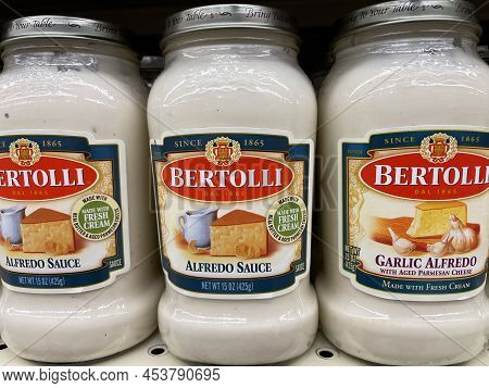 Grovetown, Ga Usa - 04 30 22: Retail Store Spaghetti Sauce Bertolli Alfredo Sauce