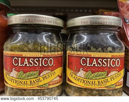 Grovetown, Ga Usa - 04 30 22: Retail Store Spaghetti Sauce Classico Basil