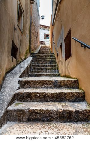 Kapea katu Rovinjissa keskiaikainen kaupunki Istria, Kroatia