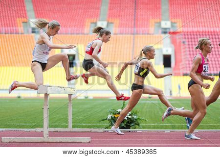 Moscou - juin 11 : Femmes mutuellement surmonter les obstacles sur les compétitions sportives internationales Moscou Cha