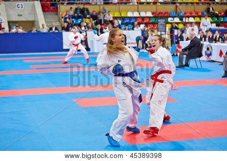 Moskau - JUN 9: Weibliche Kämpfer konkurrieren Kampf im 10. Team Championship of Europe auf Karate in Ol