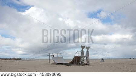 Skatebord Halfpipe On A Beach