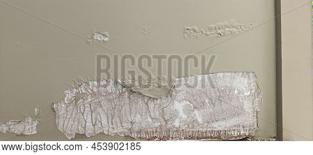 Walls Of The Old Building Have Peeling Paint And Cracks. Caused By The Use Of Non-standard Colors