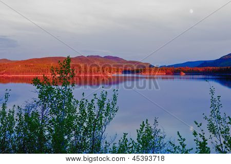 Aften solen glød på rolig Twin Lakes Yukon Canada