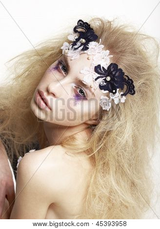 Emotiva femmina caucasica con brillante maschera futuristico e make-up. Faceart Creative