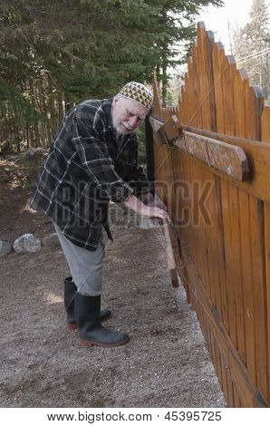 Alter Mann, ein Tor zu reparieren