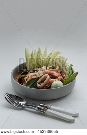 Spicy Stir Fried Seafood Instant Noodles With Herbs With Various Spices Served With Vegetables, Cucu