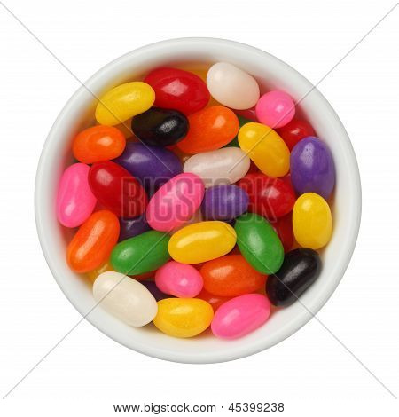 ปิด jellybeans ในชามแยกต่างหากบนพื้นหลังสีขาว