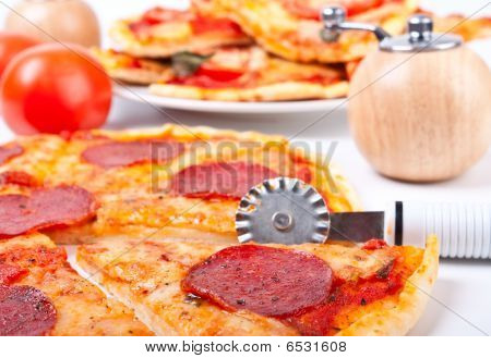 Szeletelt Szalámis Pizza