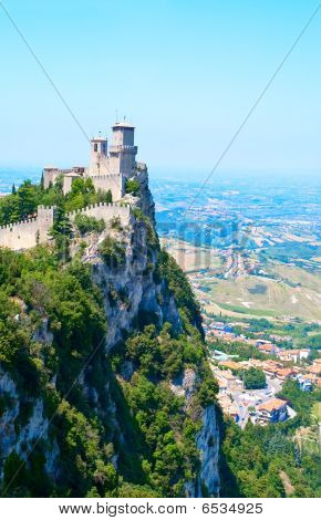 Schloss auf dem Hügel in San marino