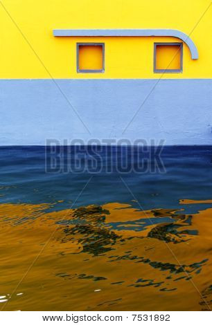 แจกัน alabaster ในพื้นหลังมืด