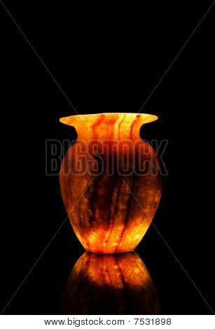 แจกัน alabaster ในพื้นหลังมืด