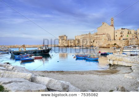 Paisagem vista do porto turístico de Giovinazzo. Apúlia.
