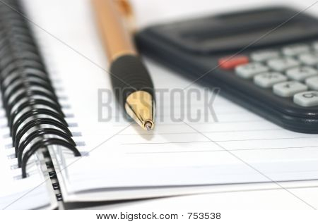 Notizbuch mit Stift und Rechner