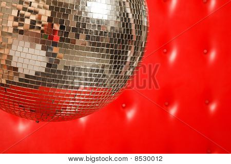 Bola de espelhos de dança em couro vermelho fundo