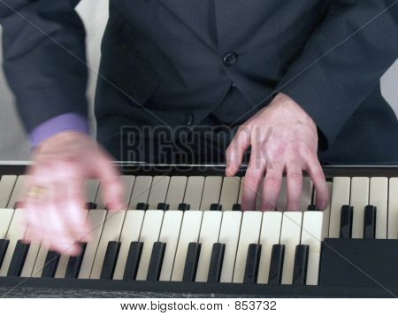 Musiker spielen Hammond-Orgel