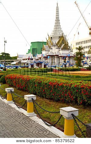 Gold    Temple   In   Bangkok  Thailand Chain