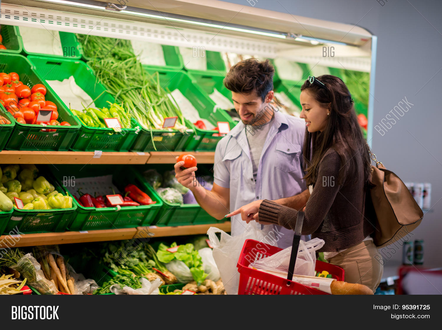 Он не покупает продукты. Он не покупает продукты. Продуктовая корзина. Покупатель в магазине. Люди в магазине.