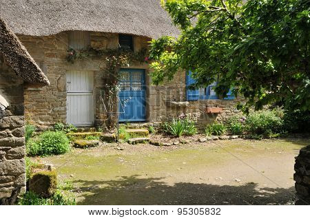 Bretagne, Old Thatched Cottage In Saint Lyphard