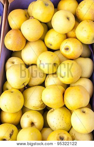 apples, market in Forcalquier, Provence, France