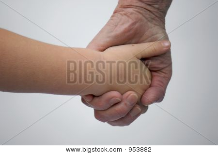 Giovani e vecchi, mano nella mano