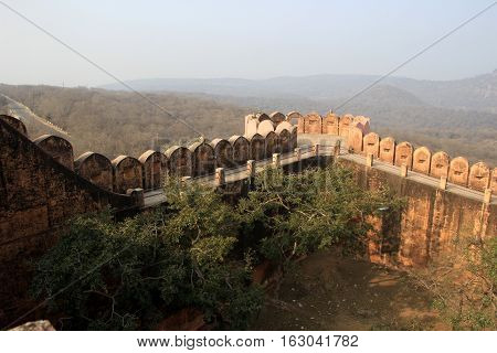 Parapet and walkway along the edge of fort at Jaigarh Palace Jaipur Rajasthan India Asia