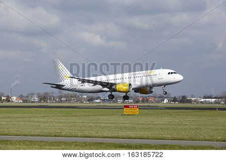 Amsterdam Airport Schiphol - Vueling Airbus A320 Lands
