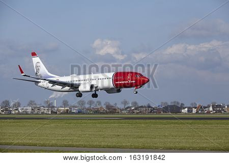 Amsterdam Airport Schiphol - Norwegian Airlines Boeing 737 Lands